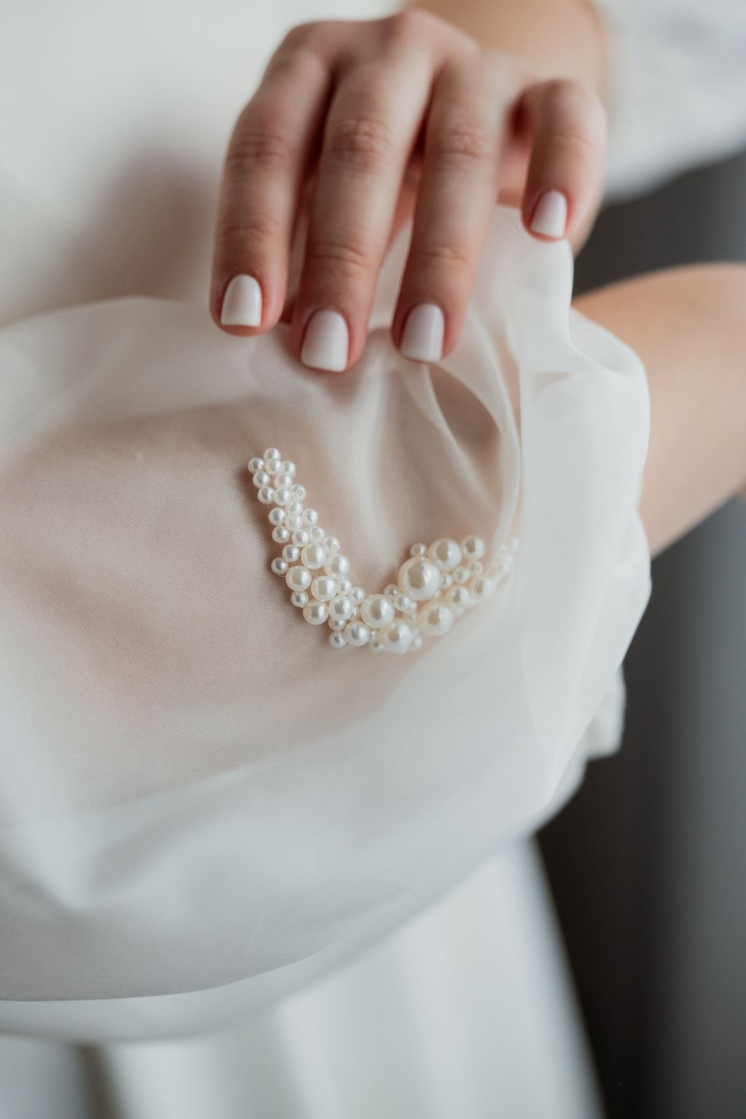 Detalhe de pérolas na manga do vestido