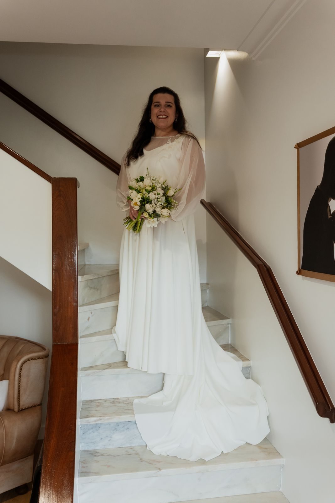 Noiva nas escadas com o buquê