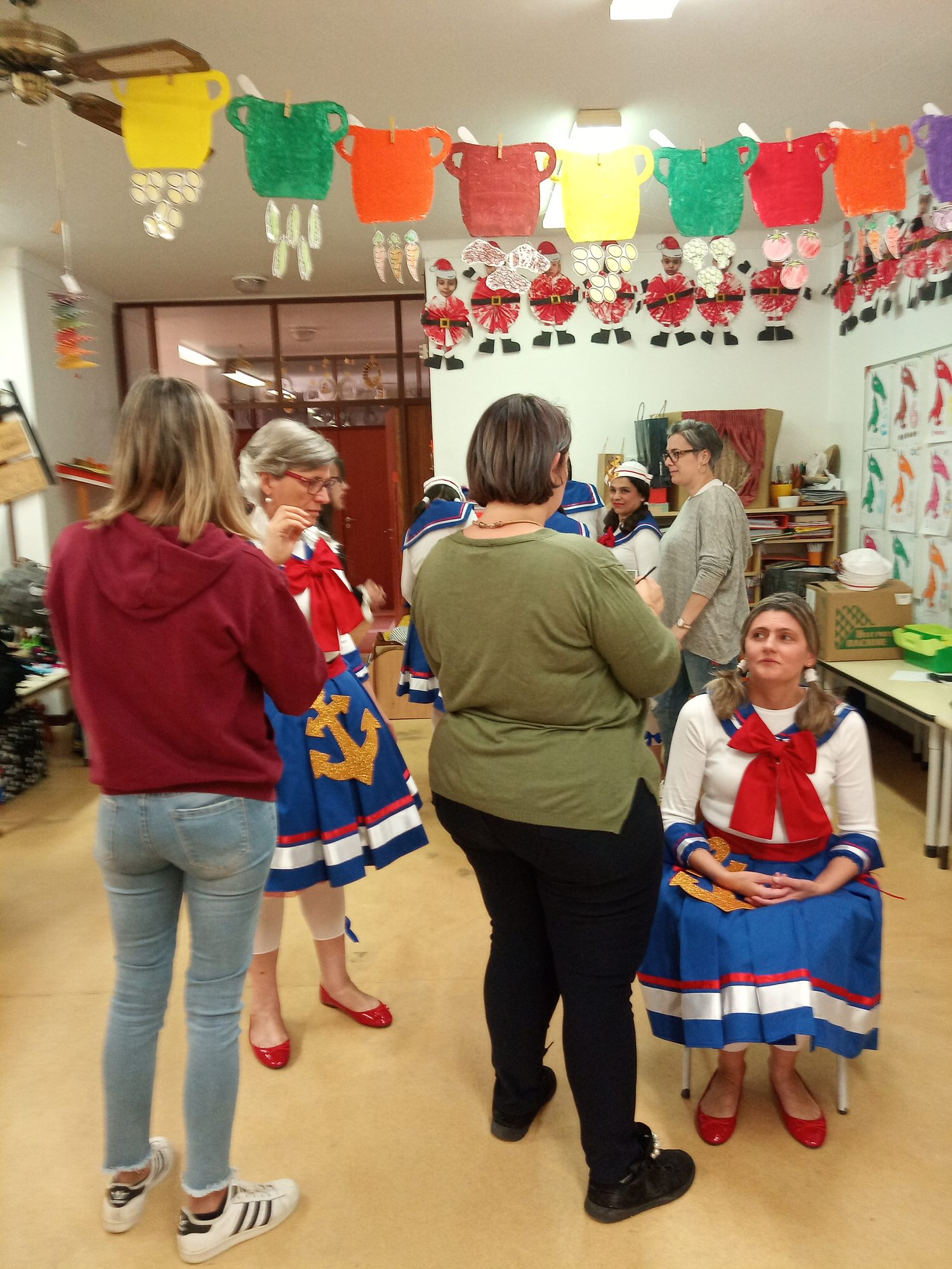 Crianças a vestir o figurino de marinheiro