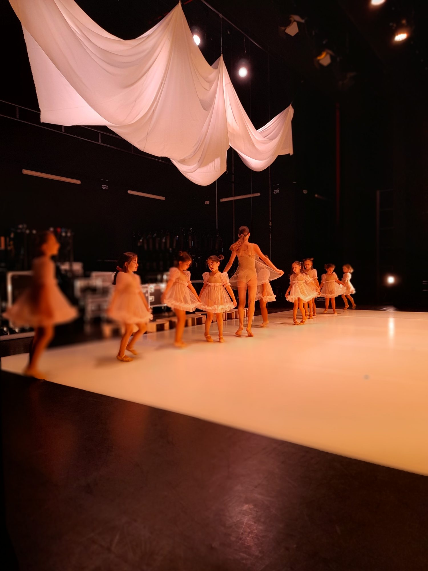 Bailarina a preparar-se nos bastidores, tutu em tule rosa