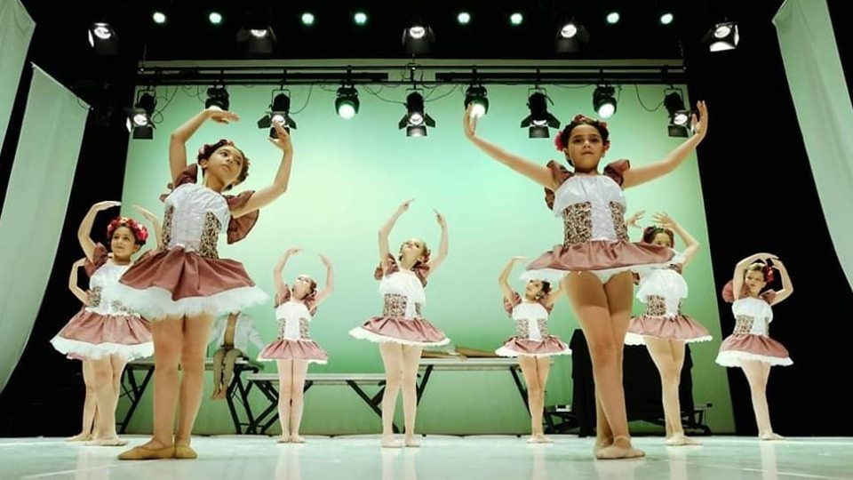 Bailarinas com tutu rosa antigo em palco