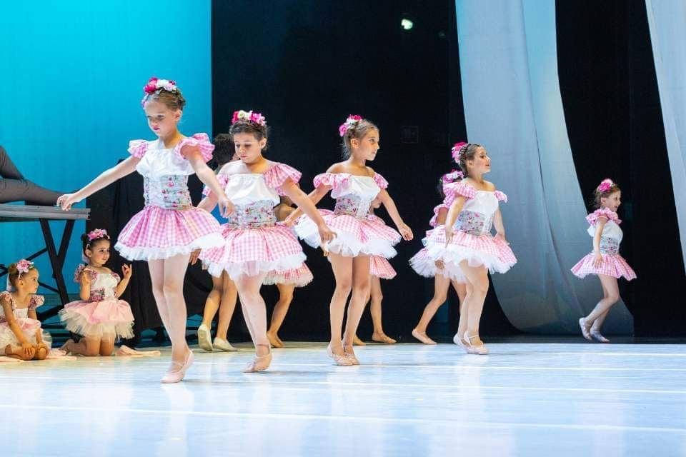 Bailarinas com tutu em palco