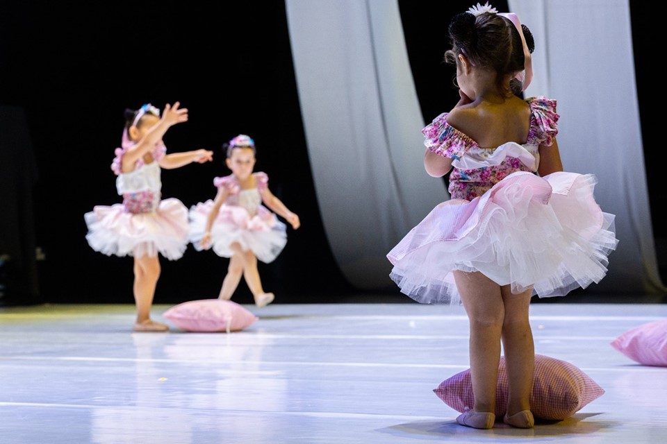 Bailarinas com tutu às riscas em palco