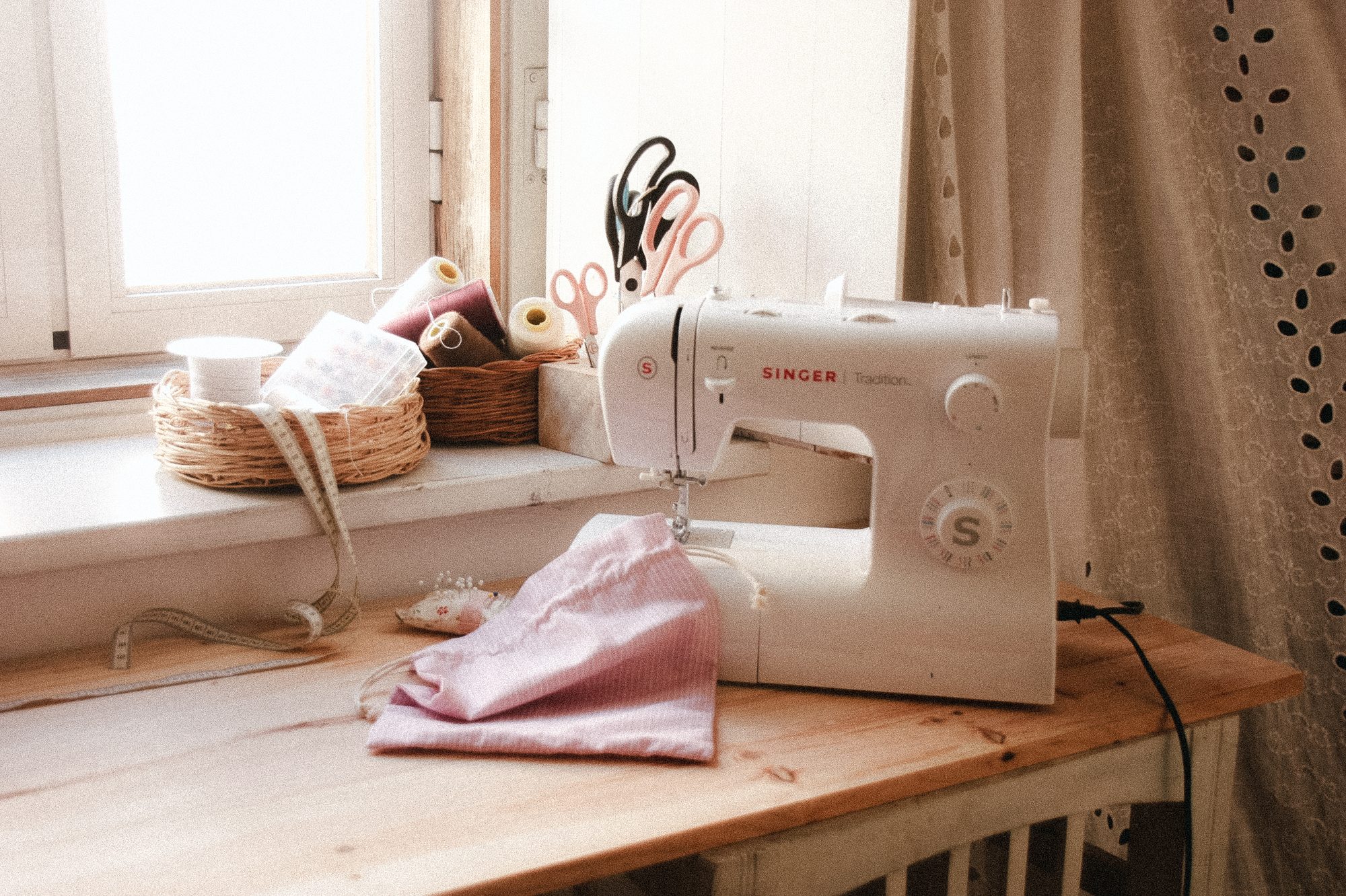 Máquina de costura e materiais de costura no atelier Argolinhas
